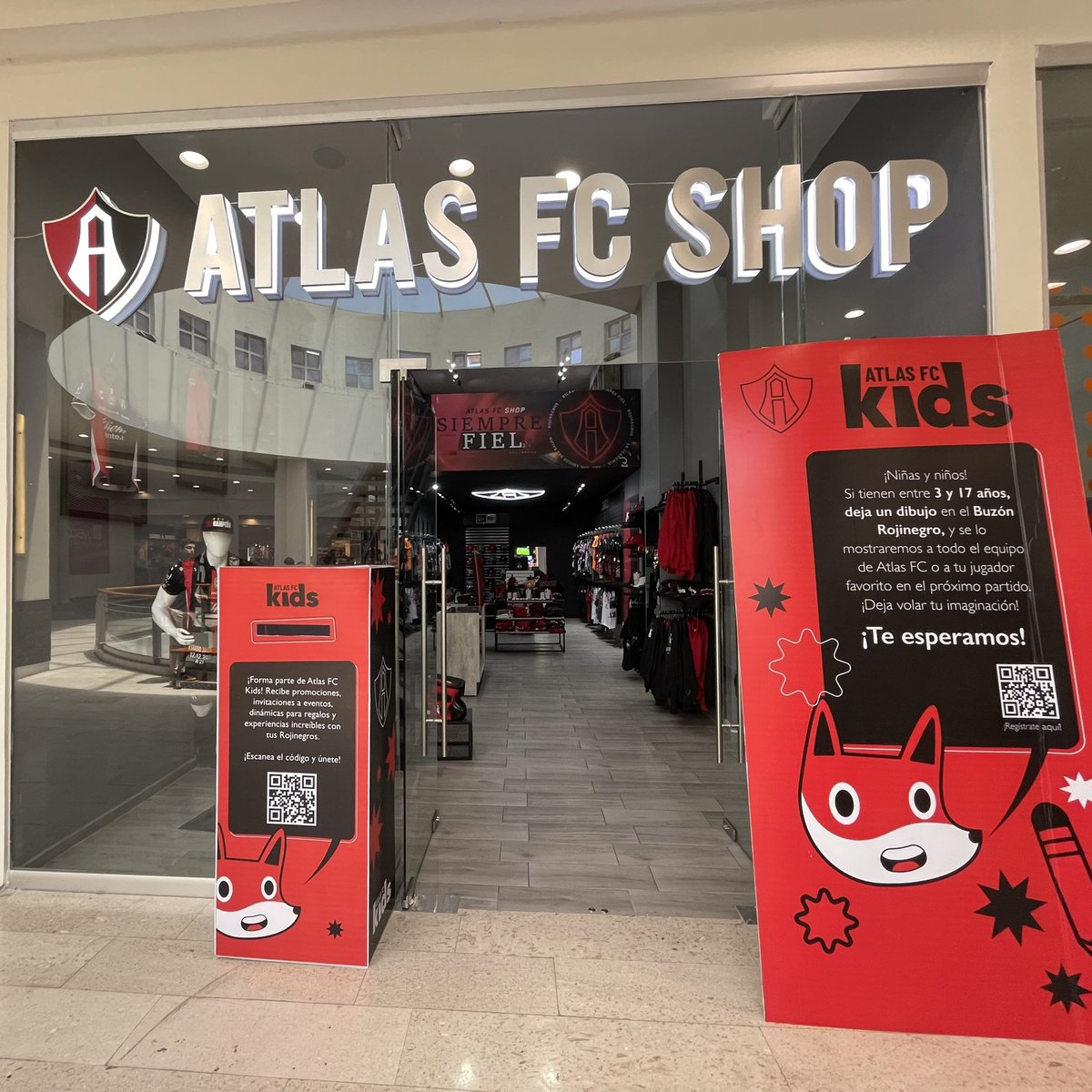AtlasFC's tweet photo. ¿Ya viste nuestro buzón de Atlas FC Kids? 💌 Están listos para recibir los dibujos de las pequeñas y los pequeños Rojinegros para que los vean nuestros jugadores 🖍 
Además de que pueden participar por una experiencia única en El Jalisco ¡Los esperamos en @AtlasFCShop Gran Plaza! https://t.co/y7MImF8tTW