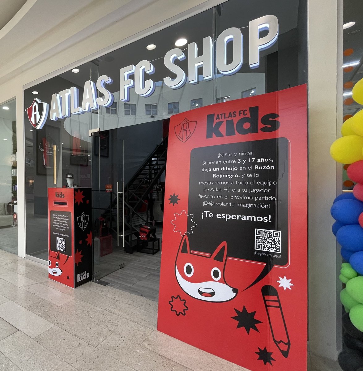 AtlasFC's tweet photo. ¿Ya viste nuestro buzón de Atlas FC Kids? 💌 Están listos para recibir los dibujos de las pequeñas y los pequeños Rojinegros para que los vean nuestros jugadores 🖍 
Además de que pueden participar por una experiencia única en El Jalisco ¡Los esperamos en @AtlasFCShop Gran Plaza! https://t.co/y7MImF8tTW