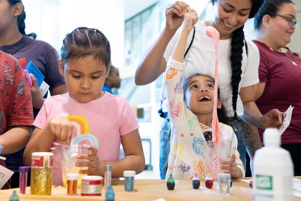 uspto's tweet image. Squish, snap, splash.

Kids visited USPTO Headquarters for our Noche de Ciencias - Night of Science - packed with ample chances to get their hands dirty as they observed how science is rooted in innovation. We can’t wait to see what these future inventors create!