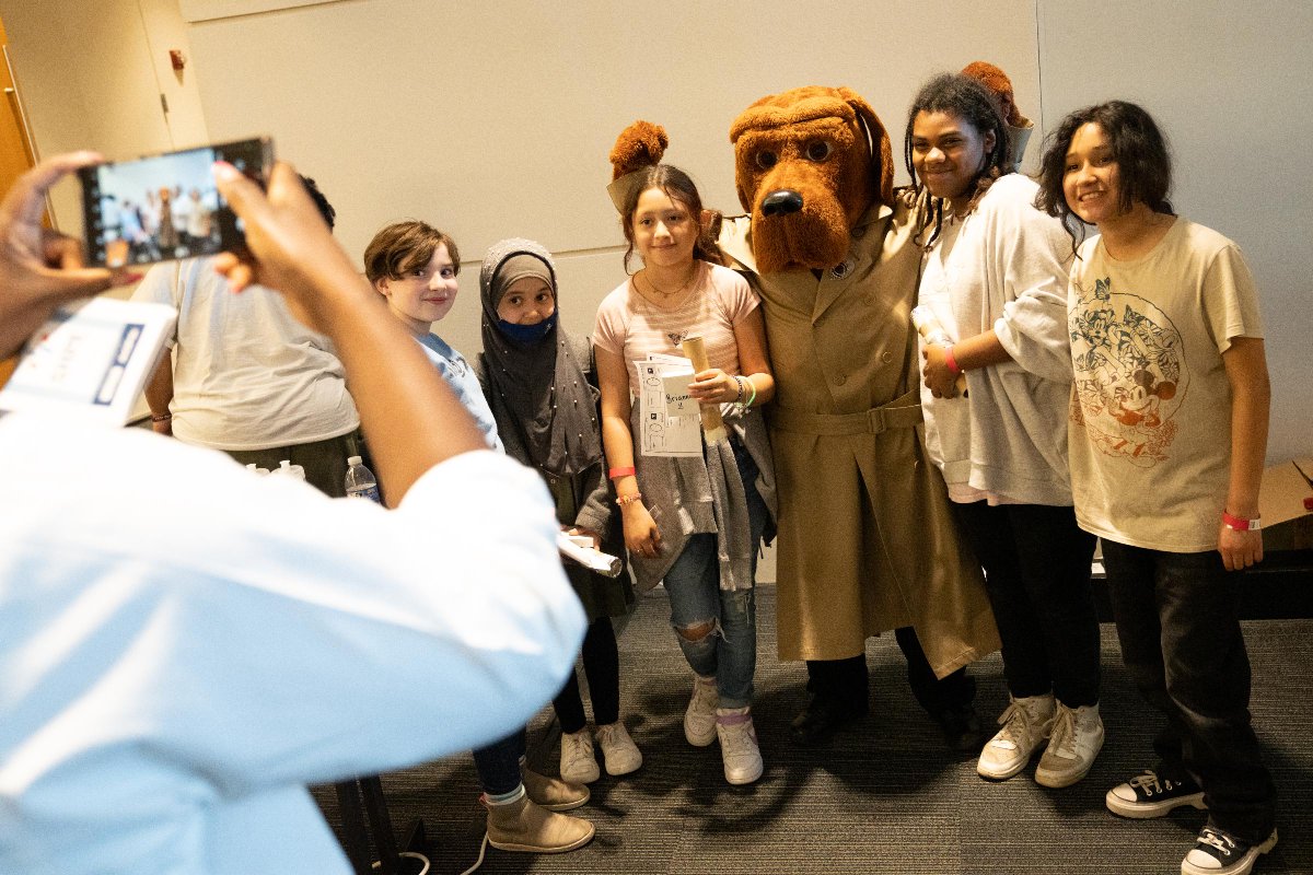 uspto's tweet image. Squish, snap, splash.

Kids visited USPTO Headquarters for our Noche de Ciencias - Night of Science - packed with ample chances to get their hands dirty as they observed how science is rooted in innovation. We can’t wait to see what these future inventors create!