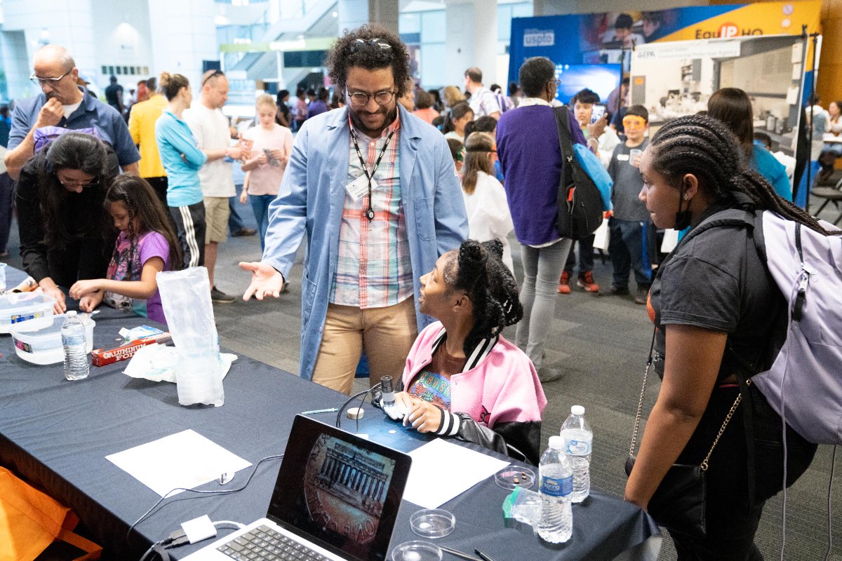 uspto's tweet image. Squish, snap, splash.

Kids visited USPTO Headquarters for our Noche de Ciencias - Night of Science - packed with ample chances to get their hands dirty as they observed how science is rooted in innovation. We can’t wait to see what these future inventors create!