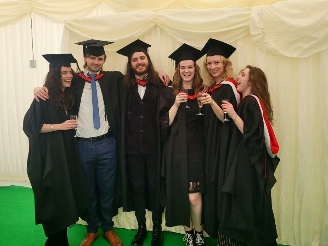 elleoharaacts's tweet photo. We graduated! 🎓

Grateful to everyone who continues to support me along my acting journey ⭐

Exciting projects incoming 😏🖤

#MAacting #east15 #classof2022 https://t.co/uK5ey72o4S