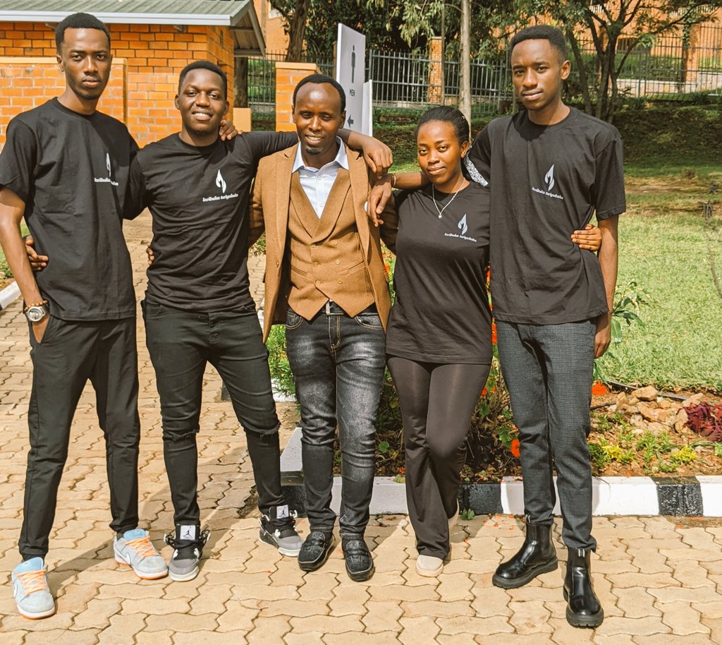 JustinNsengima's tweet photo. Ni mwakirire #INDABO Tubazaniye zibahumurire neza cyane #Kwibuka29 abacu bazize jenoside yakorewe Abatutsi 1994. Gusoza icyumweru cy'Icyunamo @KwibukaRwanda https://t.co/N3qJEeSUeD