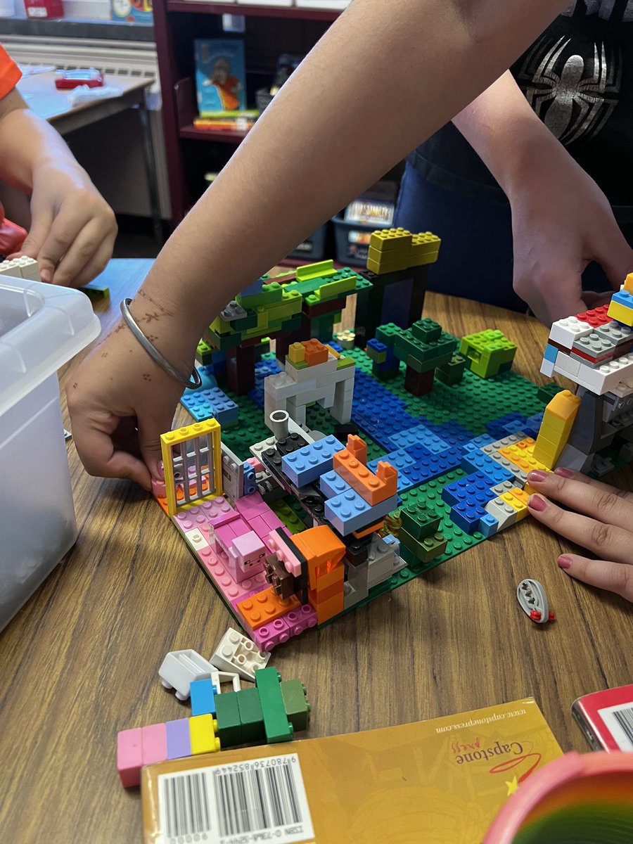 CentralPSLLC's tweet photo. Lots of fun, problem solving and creativity in the LLC today with #missStevensGr5s!  @central_public @TVDSB @TVDSB_STEM @MrsMorrisTVDSB https://t.co/zTDdmNVzt5