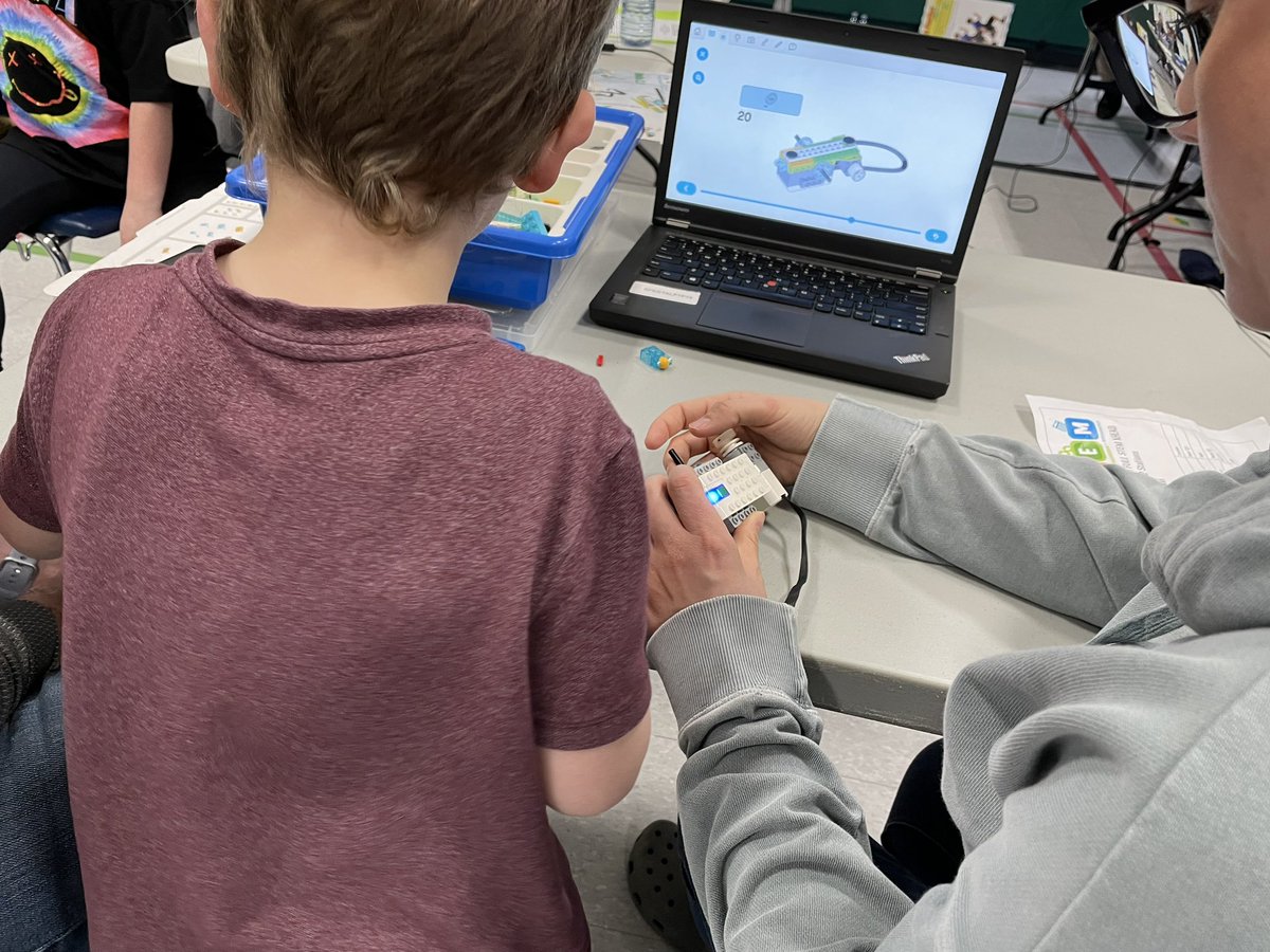 HelenTATh's tweet photo. A late post - but lots of Family Fun at “Full STEM Ahead” - an evening filled with STEM activities for JK-G5. Supported through a PRO Grant, with dinner from SCC, and wonderful support from Student Leaders and Staff @newcastle_ps #KPRLearns #STEM #StudentLeadership https://t.co/seDjTEhfDv
