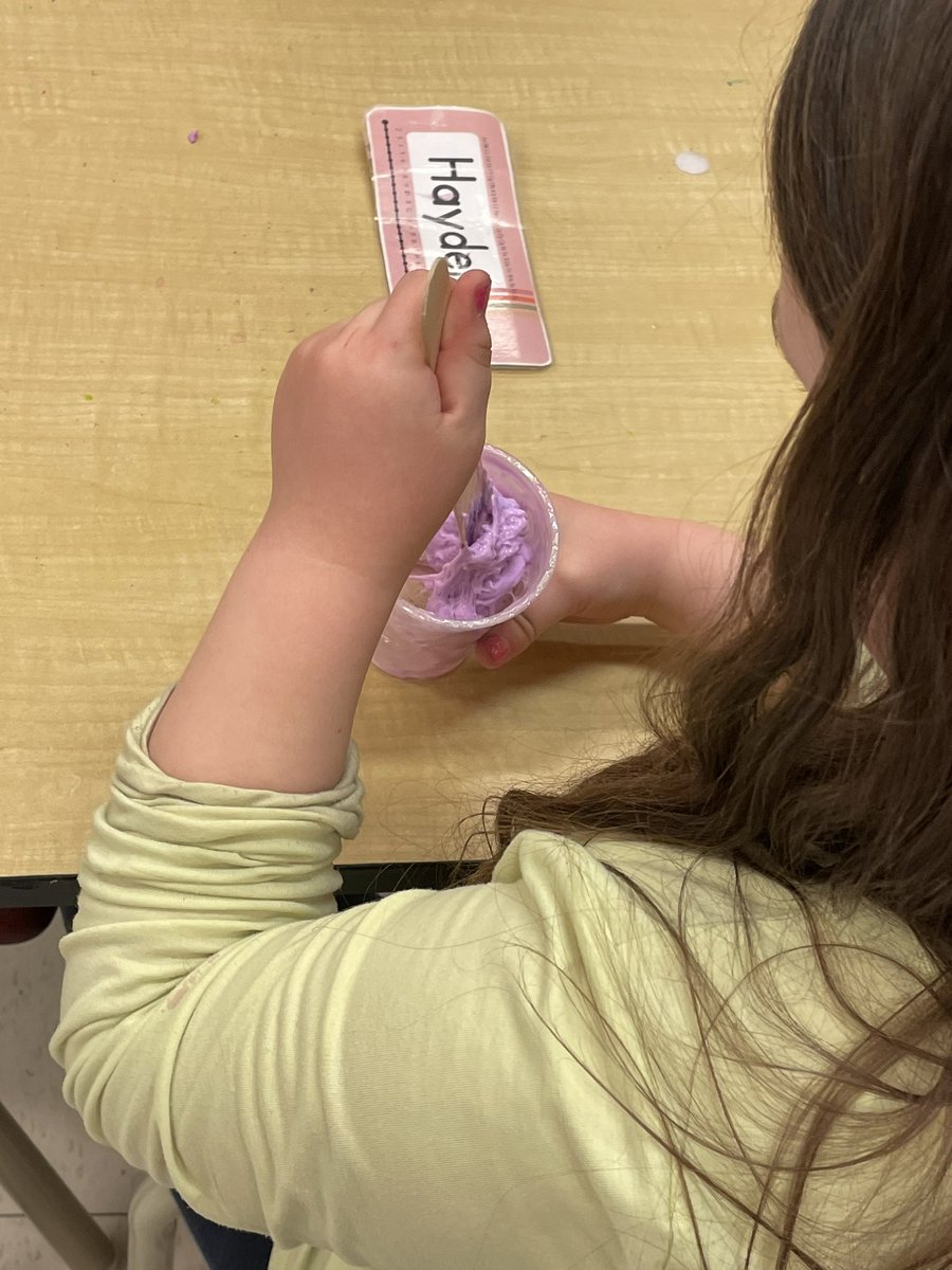 HelenTATh's tweet photo. A late post - but lots of Family Fun at “Full STEM Ahead” - an evening filled with STEM activities for JK-G5. Supported through a PRO Grant, with dinner from SCC, and wonderful support from Student Leaders and Staff @newcastle_ps #KPRLearns #STEM #StudentLeadership https://t.co/seDjTEhfDv