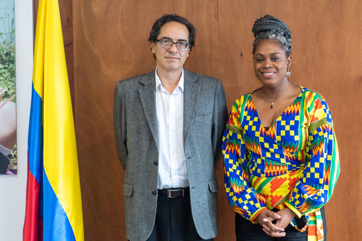 Mineducacion's tweet photo. La ministra @AuroraVergaraF1 posesionó a @OscarG_Sanchez como nuevo viceministro de Educación Preescolar, Básica y Media. En su trayectoria se destaca su labor como secretario de @Educacionbogota, entre 2012 y 2015, y su compromiso con la paz en la dirección de @EducapazC https://t.co/4Cuq1tP2hh