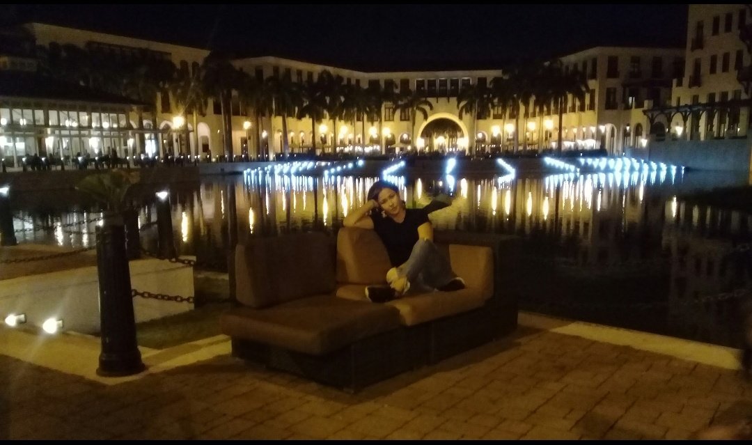 raquelvms2015's tweet photo. Pues no quiero disimular que me apagó de a poco
Tengo que expresar lo que llevó en mi interior 
Mi mundo se derrumba empujado por el tuyo
#alborde  del fracaso y tan lejos de tu voz. 
Hoy triste y nostálgica. 
Por suerte mañana será otro día. https://t.co/jc5u4Zhoqj