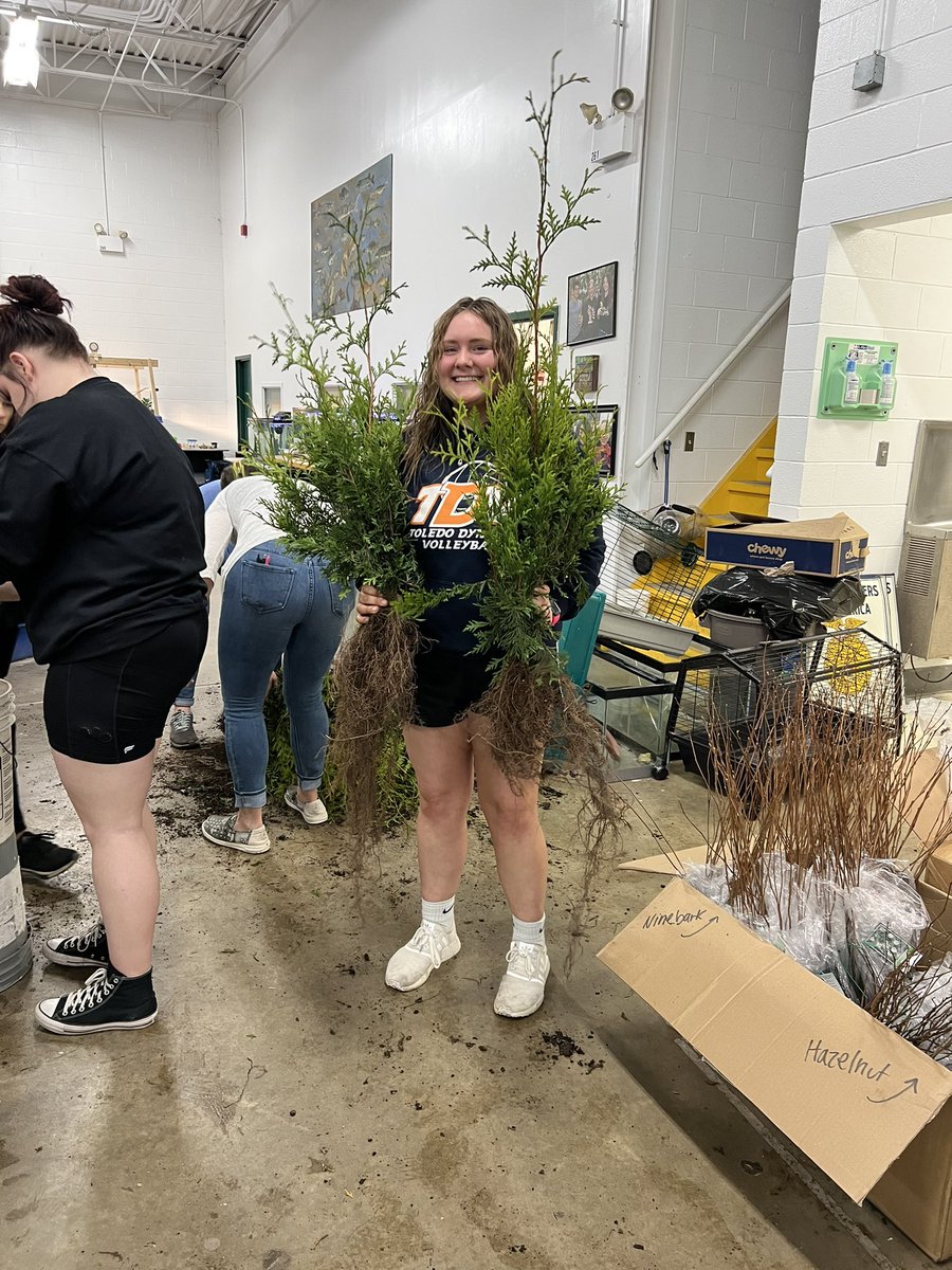 OregonClayFFA's tweet photo. Our students spent the day helping  @LucasSWCD pack 7000+ tree seedlings for their spring sale! 🌱🌿🪴 https://t.co/hWq4CZJR17