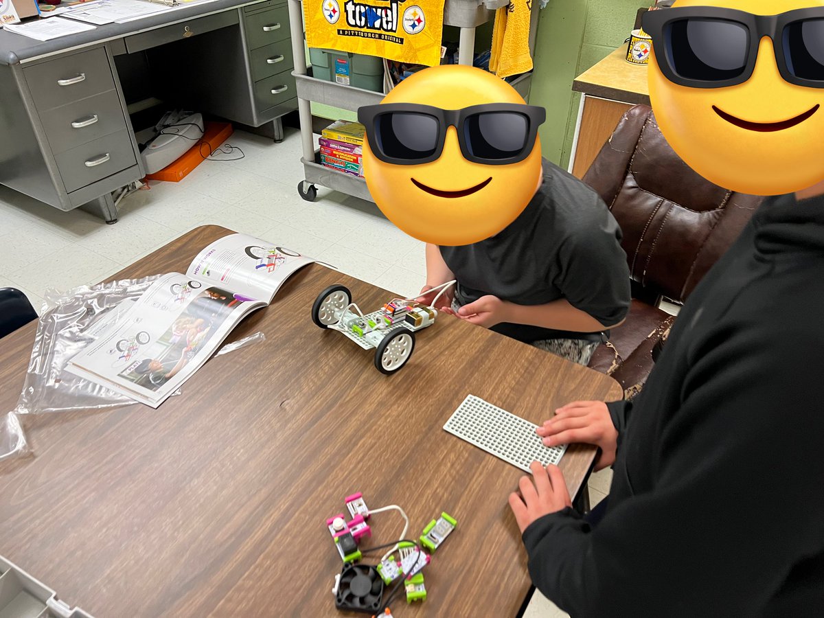 KMcCray85's tweet photo. Awesome day w/4s @WASDPA_SV reviewing circuits &amp; engineering autonomous vehicles and Art Machines using @Sphero @littleBits! Filled my ❤️ to hear “oh that’s how it works” &amp; “I want to be an engineer!” #DreamJob @wasdpa #StudentEngineers #EngineerDesign https://t.co/6myg6NwIRw
