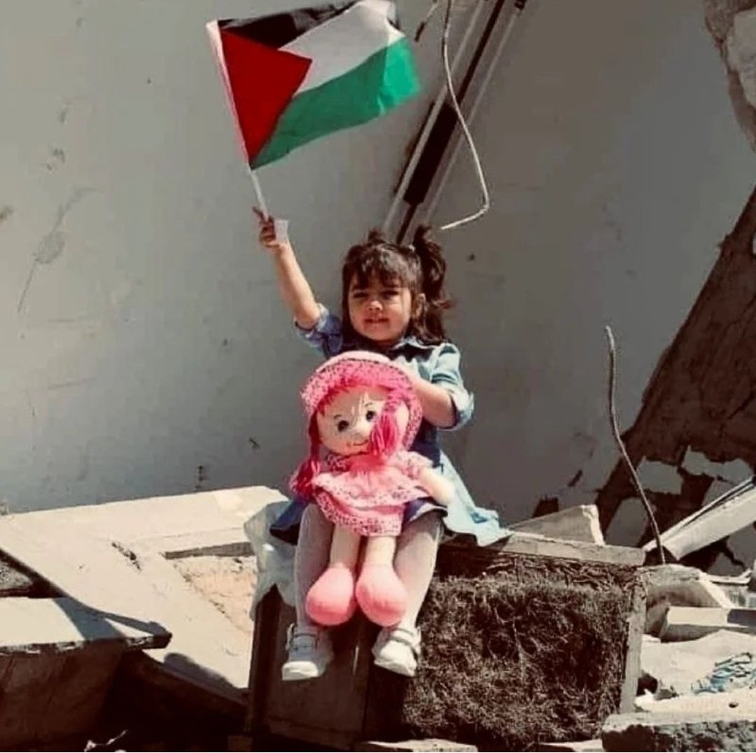 کودکی که هم با افتخار پرچمش را گرفته و هم مهر مادری را تمرین میکند که به مام وطن مهر بورزد 
#freepalestine
#جهاد_با_صهیونیست