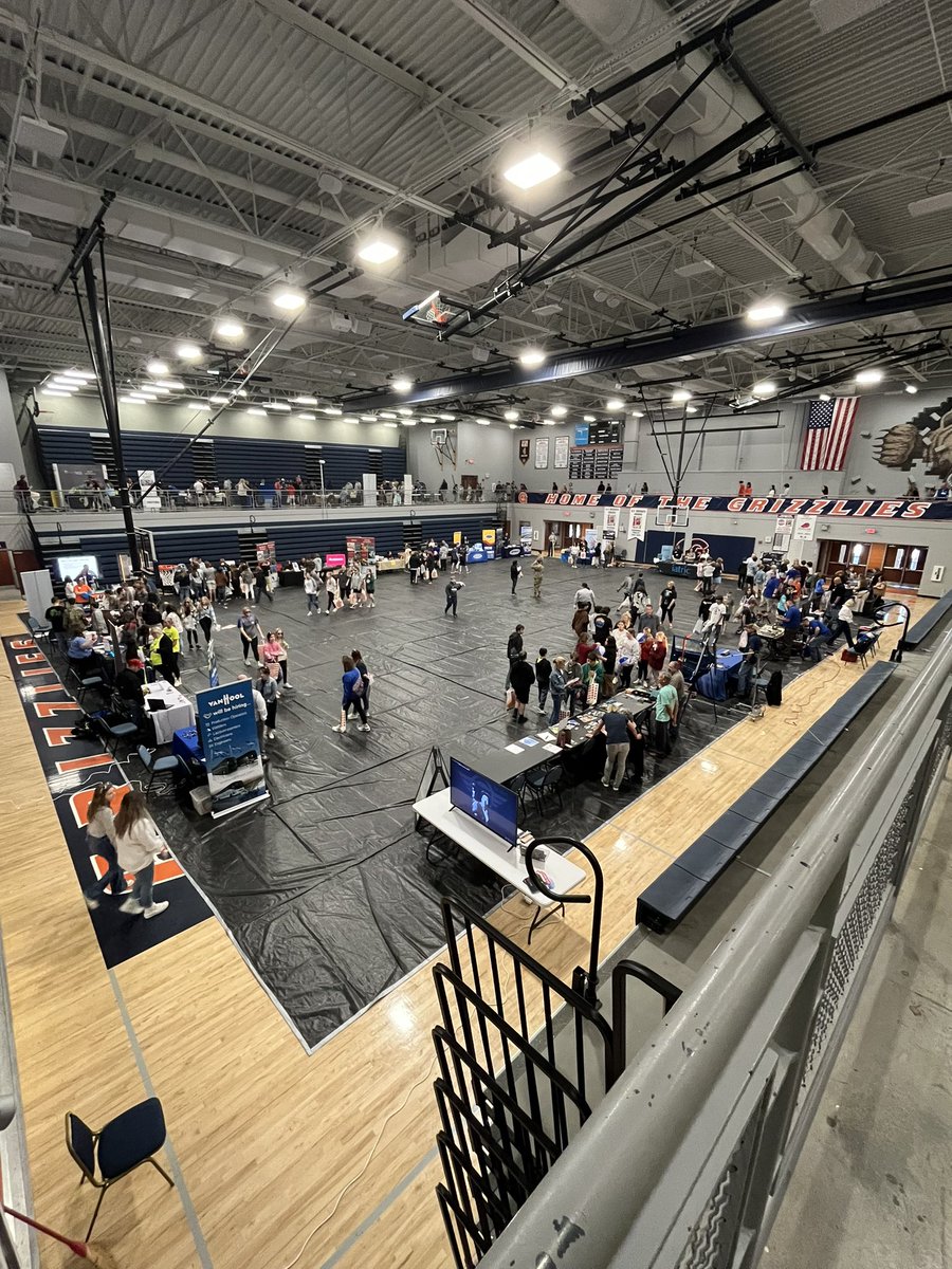 GlimpseofGHS's tweet photo. GCS CTE, through funding from the Innovative School Models grant, hosted its first annual WOW (World of Work) Fair on Tuesday at GHS, where 1400 students in grades 7-12 attended. #WOW23 https://t.co/deyFTWuZiM