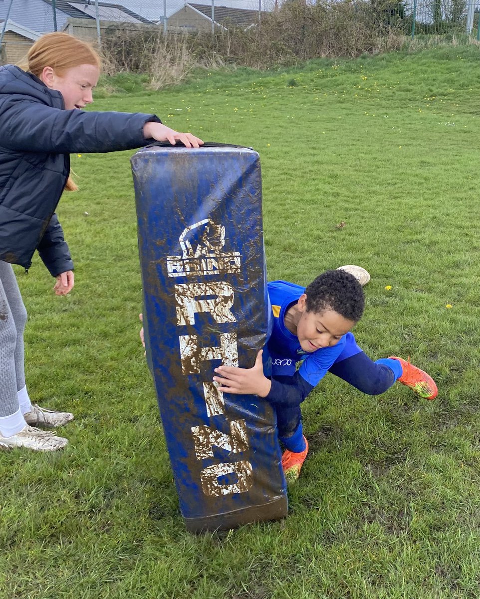 stevelewis38's tweet photo. What a great way to finish our @DRA_Community Skills camp at @Nelsonrfc Great children, great hospitality from the club and great support from other clubs around the @dragonsrugby region. @PinchTygan @EvanEvans98 @howellsethan @IwanDark1  @CalonDavies #dragonsfamily #backtoroots https://t.co/DGXO3NYS5t