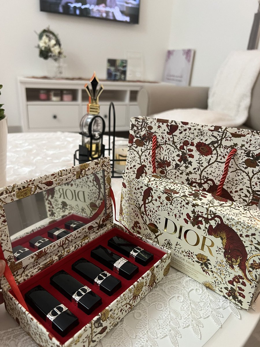 KhaloudStore's tweet image. حبايبي متوفر بوكس ارواج ديور الأصلي 💛😍. 

السعر :٤٥ ريال.