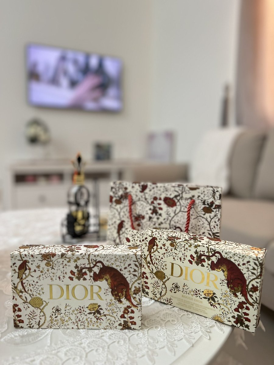 KhaloudStore's tweet image. حبايبي متوفر بوكس ارواج ديور الأصلي 💛😍. 

السعر :٤٥ ريال.