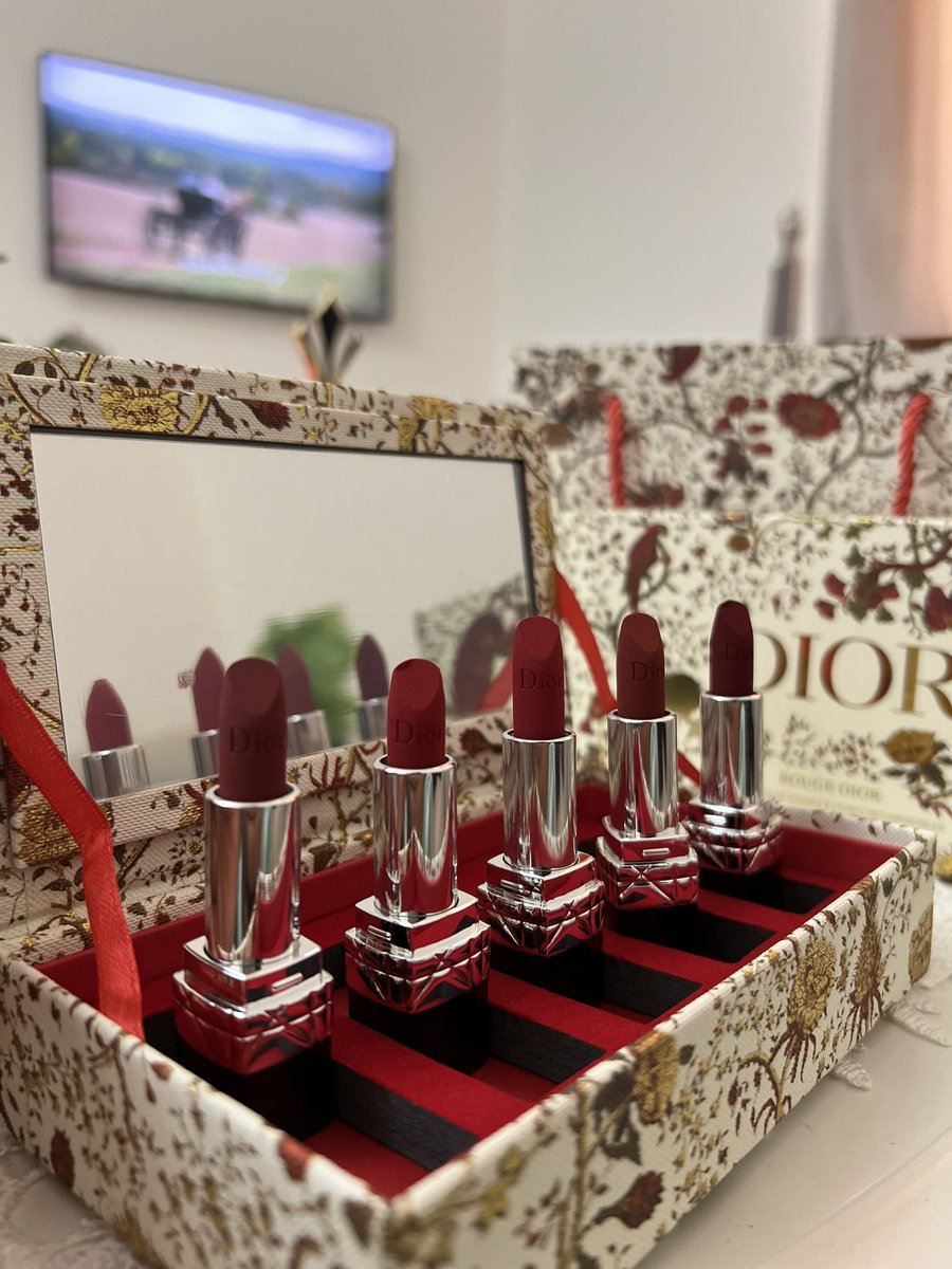 حبايبي متوفر بوكس ارواج ديور الأصلي 💛😍. 

السعر :٤٥ ريال.