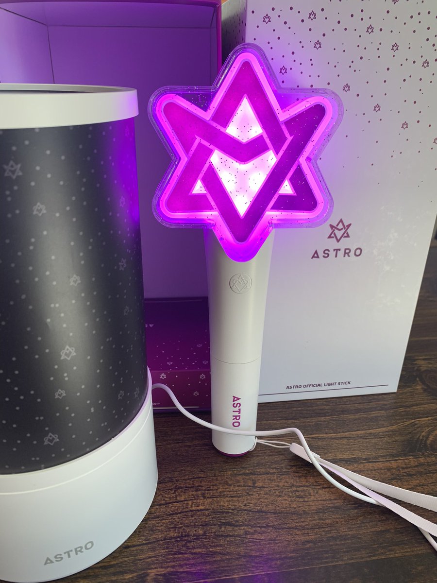 cIoudnyu's tweet photo. i know i’m like never on here but can someone enlighten me with how much this astro light stick should go for??😖 https://t.co/lZaGhCctSM