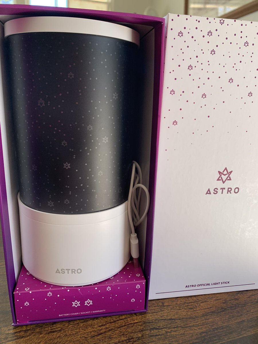 cIoudnyu's tweet photo. i know i’m like never on here but can someone enlighten me with how much this astro light stick should go for??😖 https://t.co/lZaGhCctSM