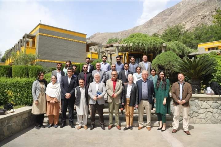 IT_Dept_GB's tweet image. گلگت : یورپی یونین کی سفیر ڈاکٹر رینا کوئنیکا اور چیف سیکریٹری گلگت بلتستان محی الدین احمد وانی کا ایکسیلیریٹ پراسپیریٹی کے کو-ورکنگ اسپیس کی افتتاحی تقریب کے بعد شرکاء کے ساتھ گروپ فوٹو۔

#informationtechnology
#digitalpakistan
#digitalgilgitbaltistan