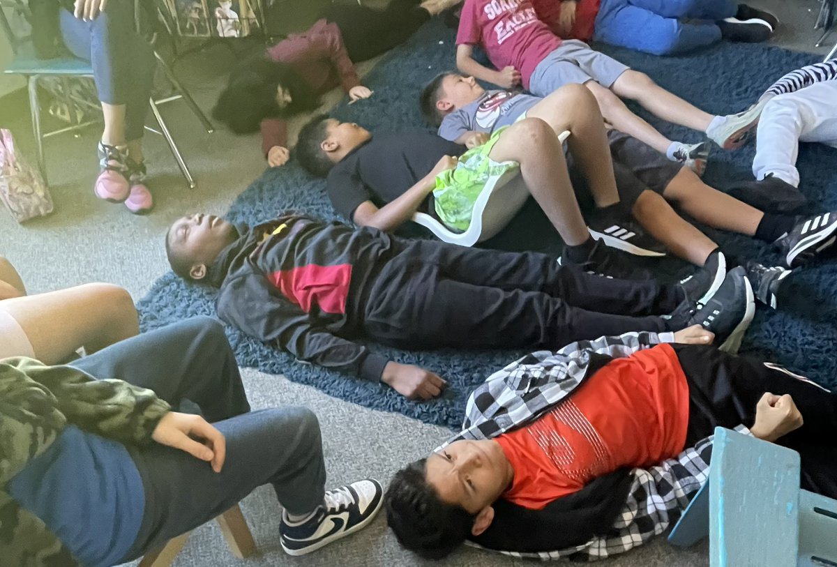 ReidsReaders's tweet photo. Learning ways to calm down using muscle tensing and relaxing techniques from Ms. Schoonover. 💛🧘🏽‍♀️🧘🏻#WendellStrong https://t.co/tXIDdQWwvS