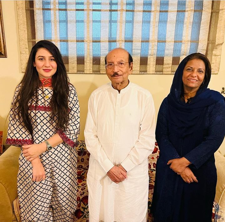 ZobiaKhurshed's tweet photo. ایم این اے ضلع خیرپور ادی نفیسہ شاہ اور سابق وزیر اعلیٰ سندھ سید قائم علی شاہ صاحب سے پارلیمنٹ ہاؤس میں خوشگوار ملاقات, آئین و پارلیمنٹ اور پاکستان کے لئے کی گئی خدمات کو ہمیشہ یاد رکھا جائے گا اللہ پاک ہمیشہ سلامت رکھے آمین 💐❤💐 https://t.co/iHXU8xJkHn