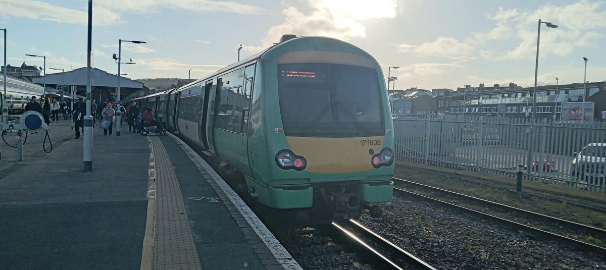 NotYOLOSmh's tweet image. Back at Eastbourne now

Time to wait for a train back to Brighton 

#Class171