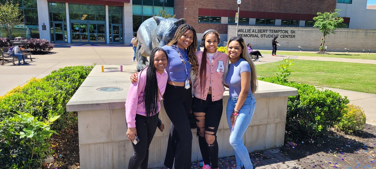 hebron_bsu's tweet image. Perfect day for a spring semester campus visit 💜💛💜 @PVAMU #LISDHBCU @Hebron_HS @Amy_Boughton @Wernekea