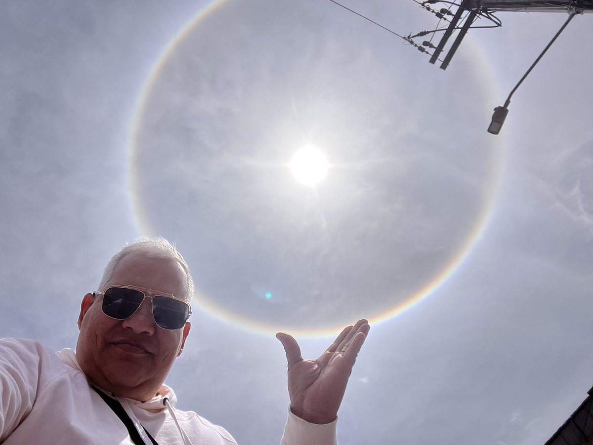 #Arcoíris360 primero en mi vida que veo. Dios me lo regalo en la mañana..

Aunque es bastante difícil ver uno, los arcoíris de 360 ​​grados no son realmente raros. En su forma total, un arcoíris realmente nunca termina. Nuestra ventaja desde tierra nos impide ver el círculo