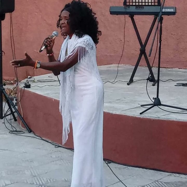 StgoEscena's tweet photo. Presentación de la cantante Bertha Armiñán y el Ballet Folklórico Cutumba en el marco de la XXI Conferencia Internacional de Cultura Africana  y Afroamericana.👇
📸Cortesía Centro Cultural Africano Fernando Ortiz.
#artesescénicasstgo
#balletfolkloricocutumba https://t.co/C25OWAdv8i