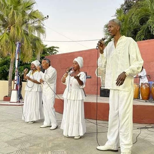 StgoEscena's tweet photo. Presentación de la cantante Bertha Armiñán y el Ballet Folklórico Cutumba en el marco de la XXI Conferencia Internacional de Cultura Africana  y Afroamericana.👇
📸Cortesía Centro Cultural Africano Fernando Ortiz.
#artesescénicasstgo
#balletfolkloricocutumba https://t.co/C25OWAdv8i