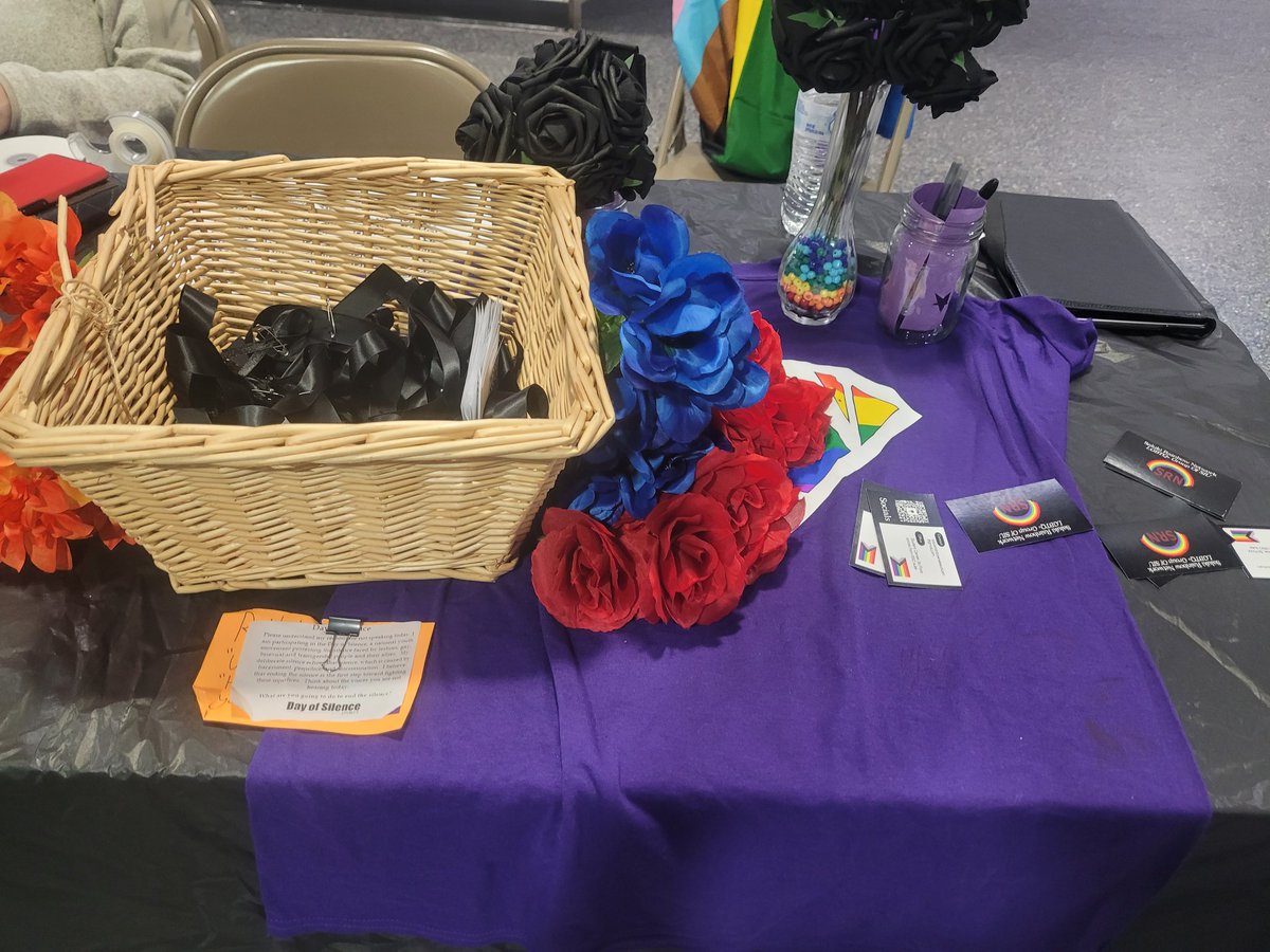 We're in the student center handing out ribbons and candy for day of silence 

Stop by and grab yours!

#siuc