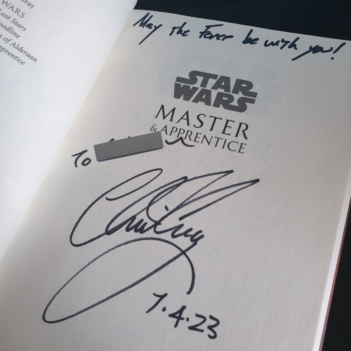 LTCoruscant's tweet photo. On continue avec @claudiagray qui m'a signé The Fallen Star (qui n'était pas sorti au moment où nous avions fait l'interview lors de la #GenSW précédant celle de Cavan Scott) mais aussi Master & Apprentice que j'ai récemment récupéré au format relié https://t.co/P1aFOXA5BU