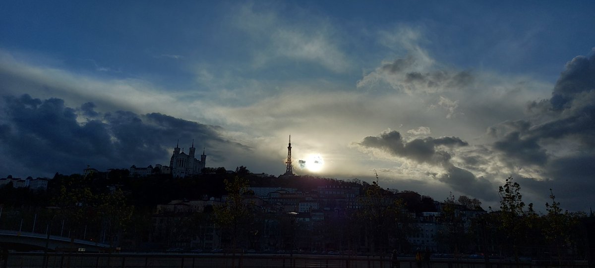 tugatripeira's tweet photo. Colline de Fourvière 
Basilique de Fourvière 
69005 Lyon 
19h17 min
12° Celsius 
#StandingWithUkraine💙💛
#SemFiltro
#ComFiltro
@SamsungFR https://t.co/gsFv1pbYvE
