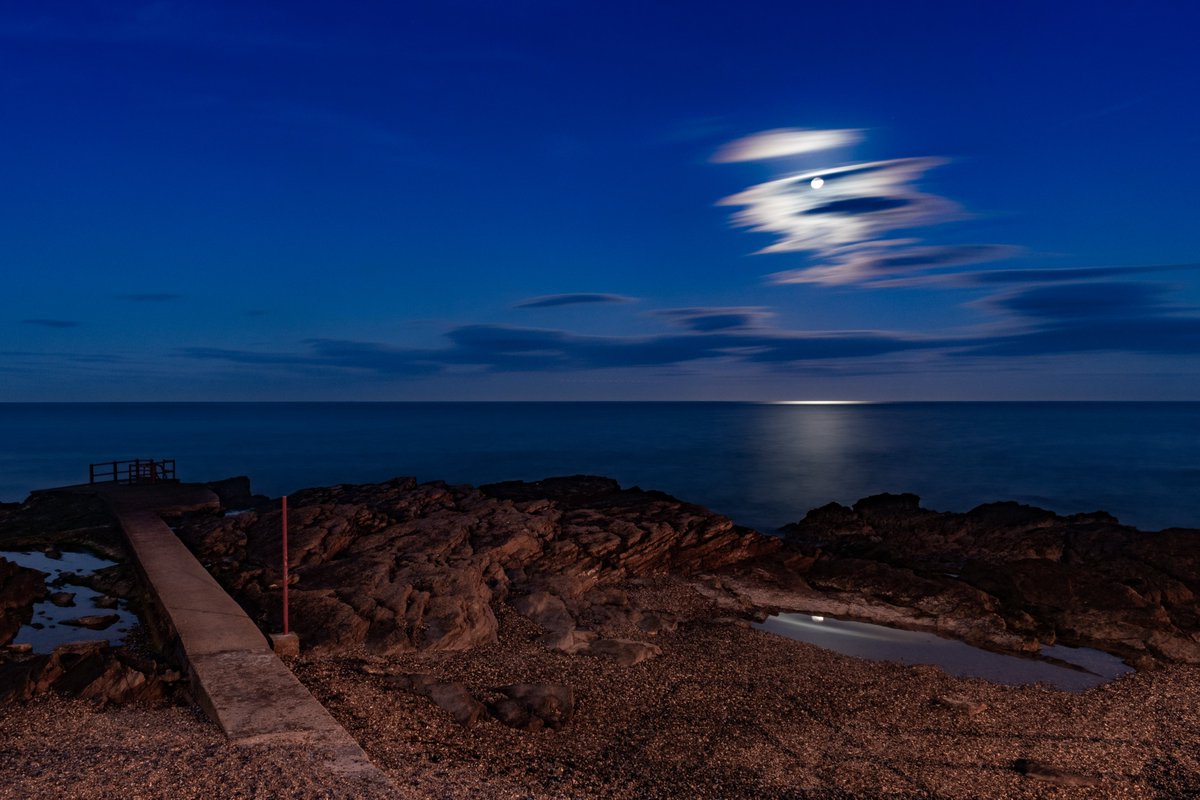 24/365

An old fan favourite... the full Pink Moon rising over the Irish Sea behind some lenticular clouds from High Rock between Malahide and Portmarnock on 7th April 2020. The moon can also be seen reflecting in the pool. https://t.co/OcV7ZTVBg6