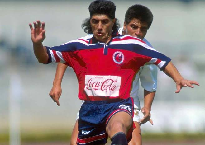 PaseDeGooooool's tweet photo. 🗓 El 13 de abril de 1980 Jorge Comas debutó en primera división en un partido entre su equipo Colón 🆚️ Talleres de Córdoba, el argentino 🇦🇷 jugó además para Vélez Sarsfield, Boca Juniors y Veracruz 🦈

Fue campeón de goleo en la Liga MX 🇲🇽 en la 89-90 con 26 goles 👑⚽️ #Crack https://t.co/qHUKGkabGZ