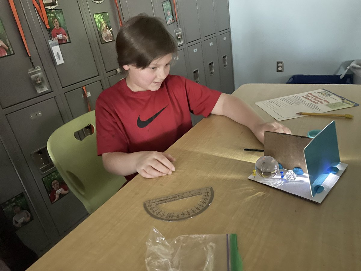 SLSDMWE's tweet photo. What happens when 🔦light is reflected and refracted?? Just ask our 5th graders!  
@SouthwestLocal 
#InquiryBasedScience
#FindYourGreatness https://t.co/I2YETFHMsb