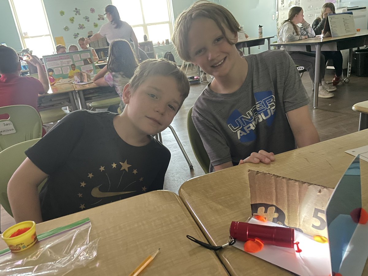SLSDMWE's tweet photo. What happens when 🔦light is reflected and refracted?? Just ask our 5th graders!  
@SouthwestLocal 
#InquiryBasedScience
#FindYourGreatness https://t.co/I2YETFHMsb