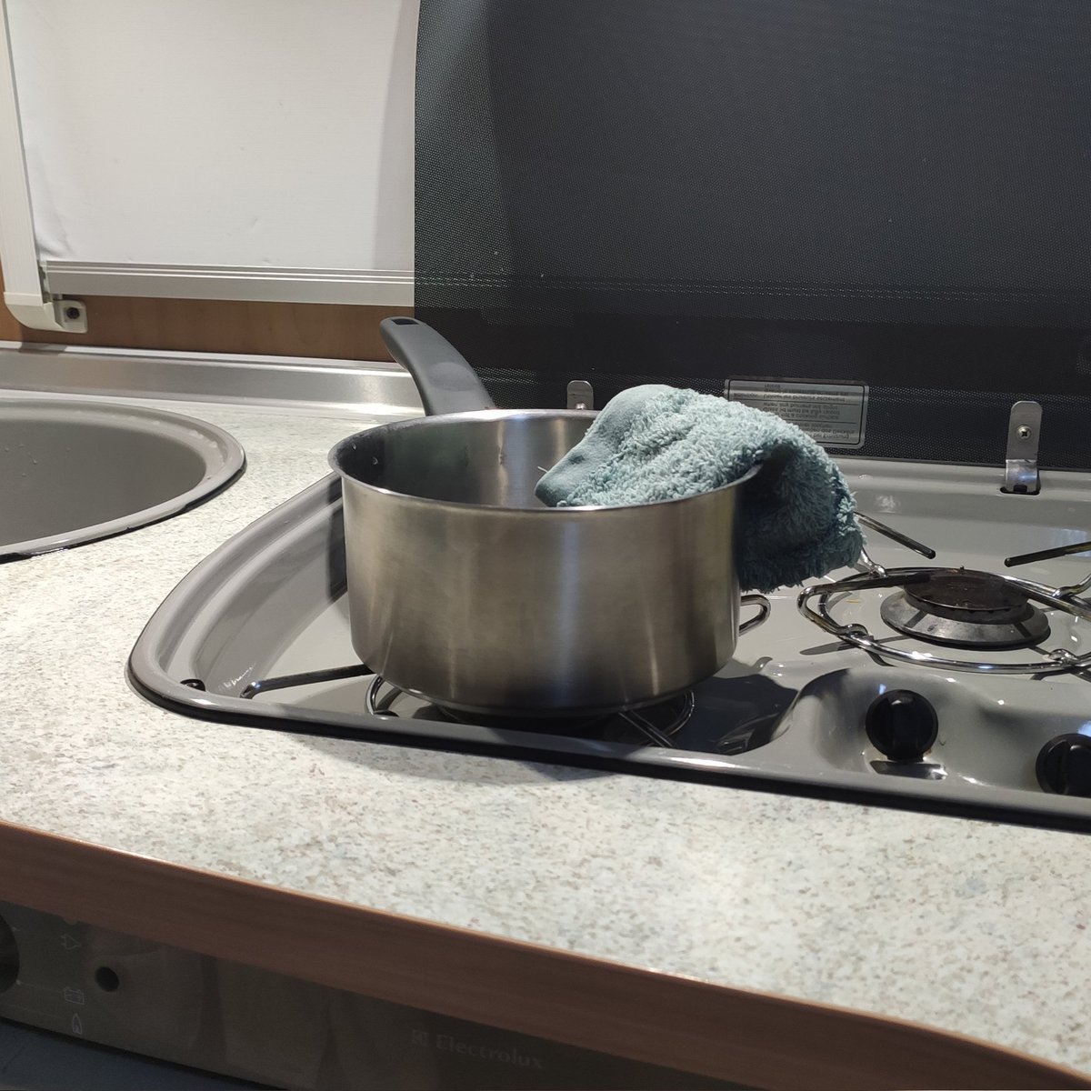 SimonDecrypte's tweet photo. Les mecs qui attendent d'avoir un confort financier pour lancer un business VS la casserole qui me sert à manger et à prendre ma douche 👇🏻

#bougetoncul https://t.co/3OTDF6xbQm