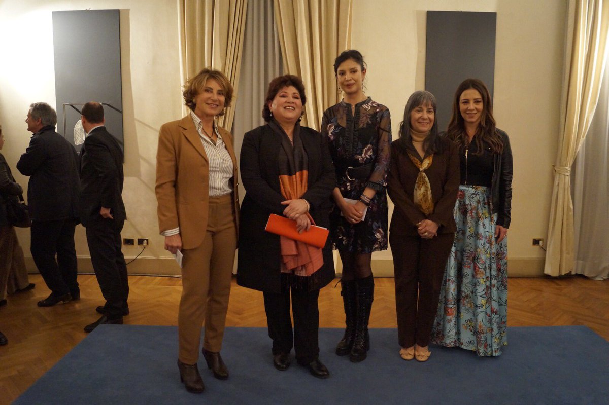 iila_org's tweet photo. L’artista Narda Zapata segue un criterio multiculturale che intreccia la tradizione secolare del merletto di Burano ad alcuni statuti legati alla cultura andina per dar vita a un percorso interculturale che crea congiunzioni. https://t.co/07Z8HAkDZR