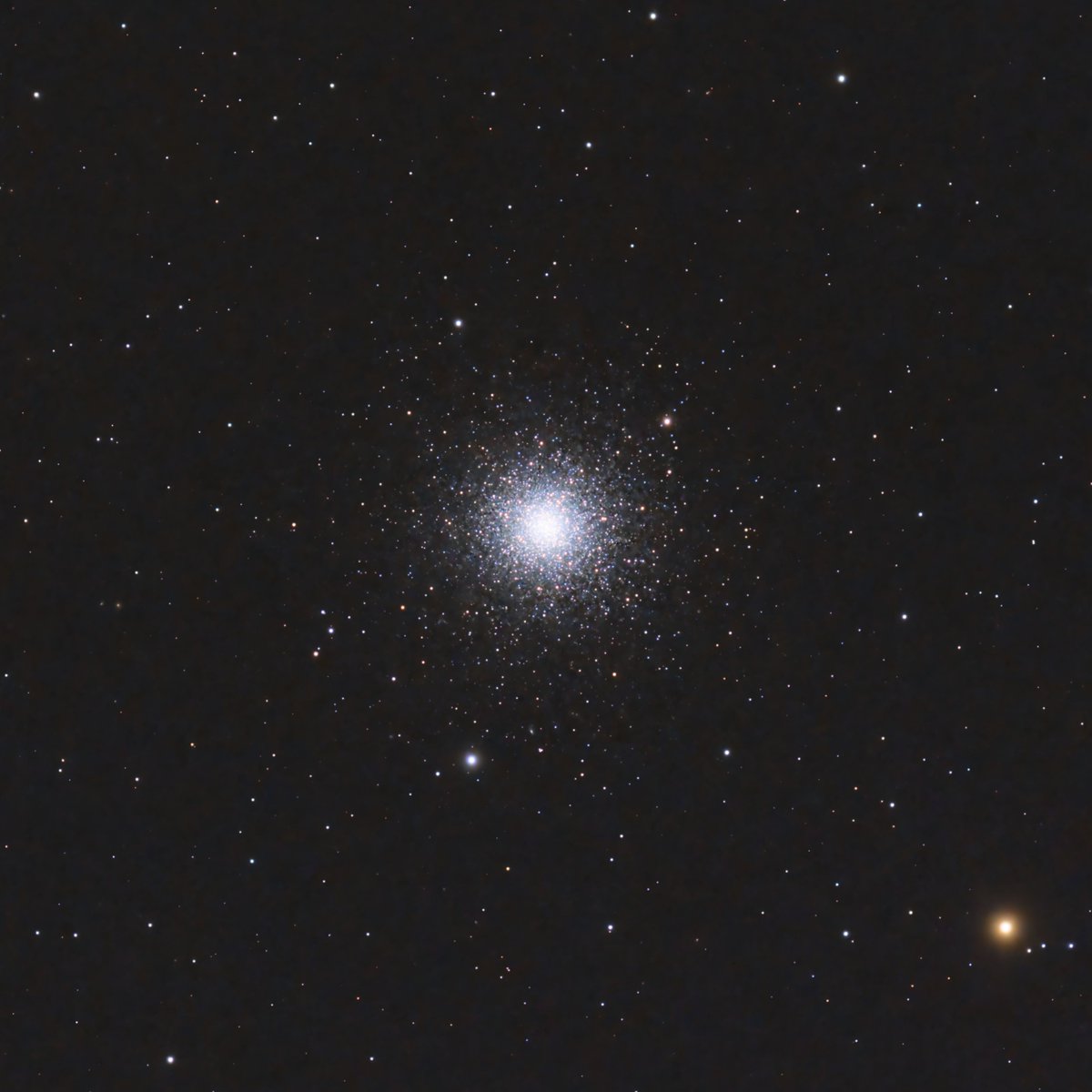 TeroHiekkalinna's tweet photo. Messier 3 on pallomainen tähtijoukko Ajokoirien tähdistössä. Se sijaitsee 32600 valovuoden päässä Maasta. Tähän 11.4 miljardia vuotta vanhaan joukkoon kuuluu 500000 tähteä ja sen halkaisija on 180vv. William Herschel löysi sen 1784. Valoa 2h25min #avaruus #tähtikuvaus #messier3 https://t.co/JUmP2xDrJo