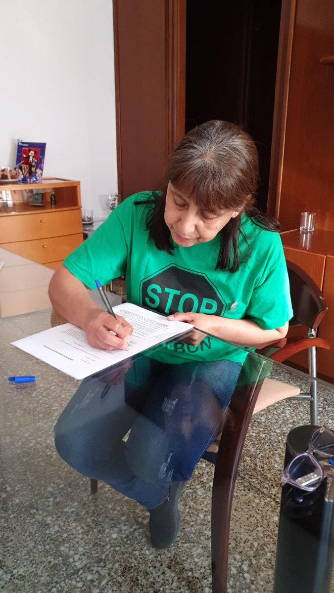 PAH_BCN's tweet photo. Esta es Mari Carmen, que ha conseguido un nuevo alquiler social en su casa de #BuildingCenter. Más #logrosPAH, seguimos demostrando que con la lucha diaria y el apoyo de @LA_PAH ¡Sí Se Puede! https://t.co/giCvzuivAd