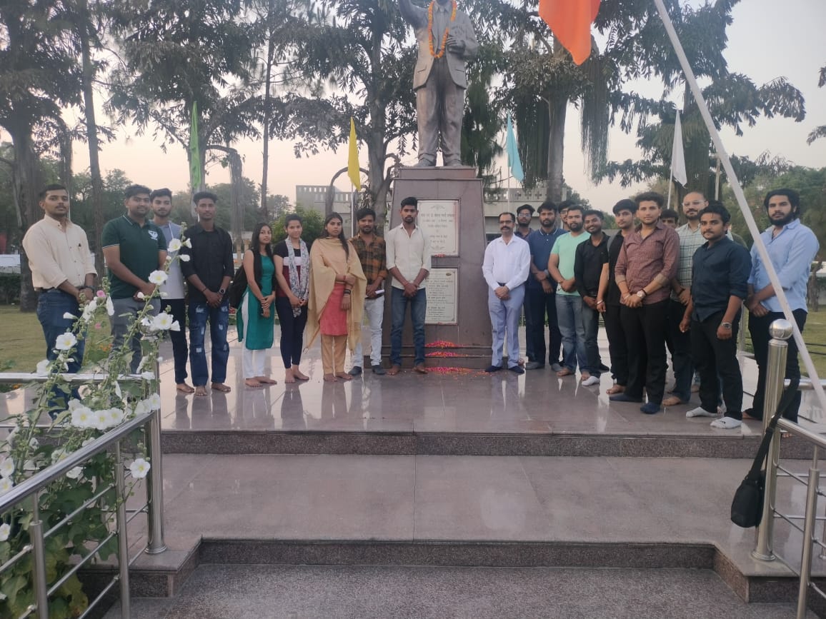 HaryanaAbvp's tweet photo. @ABVP_KUK विश्विद्यालय इकाई द्वारा विधि विभाग में  डॉ भीम राव अंबेडकर जी की जयंती की पूर्व संध्या पर पुष्प अर्पित किए ! 
#ABVPKURUKSHETRA https://t.co/EzI0Jd4eD5
