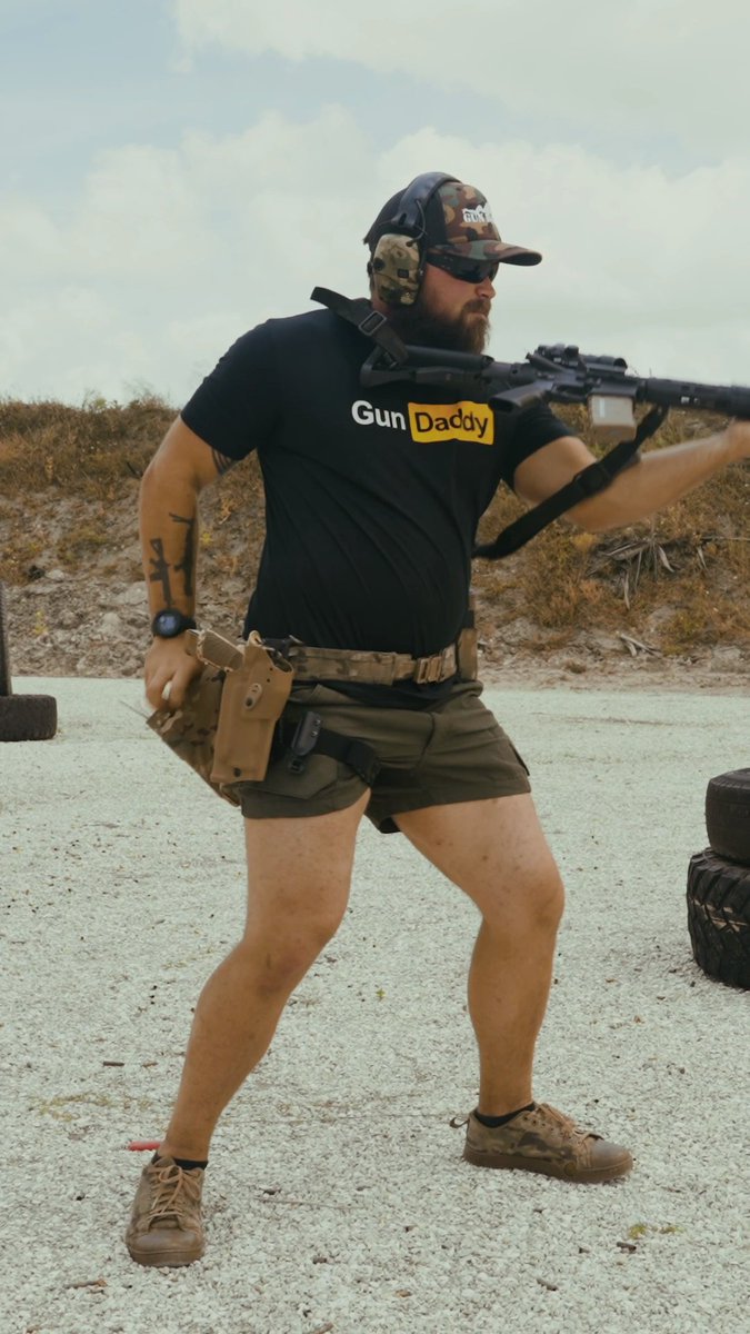Gundaddy561's tweet photo. Things are gett8ng serious when im reaching into the snack pouch.

#gundaddy #knightsarmament #bulkhead #training #2ndAmendment https://t.co/3woNE2hrFE