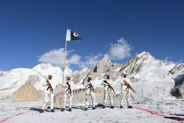 𝗦𝗶𝗮𝗰𝗵𝗲𝗻: 𝗜𝗻𝘀𝗮𝗻𝗲 𝗪𝗮𝗿 𝘂𝗽𝗼𝗻 𝘁𝗵𝗲 𝗚𝗹𝗼𝗯𝗮𝗹 𝗦𝘁𝗮𝗴𝗲

Siachen Glacier, located in Himalayan Karakoram, is venue of world’s highest battleground since 1984, where nature’s forces as well as politics shape conflict. 1/8

#SiachenDay #IndianArmy #PakistanArmy