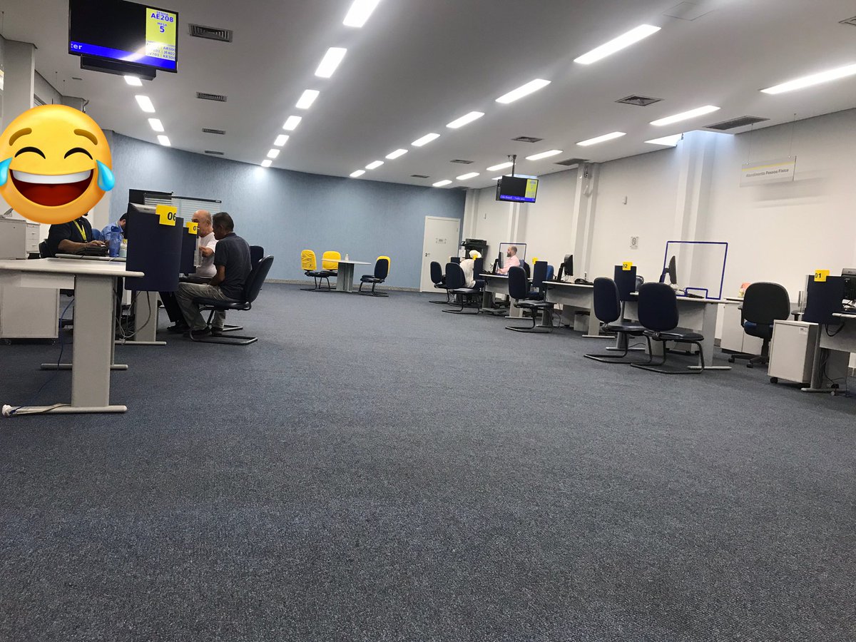 AAllmeida1's tweet photo. Estou a 25 mim em uma agência do @BancodoBrasil  a agência está fazia e ninguém pode atender 4 atendente apenas 1 atendendo. Ehhh Brasil https://t.co/njYiPtW7RG