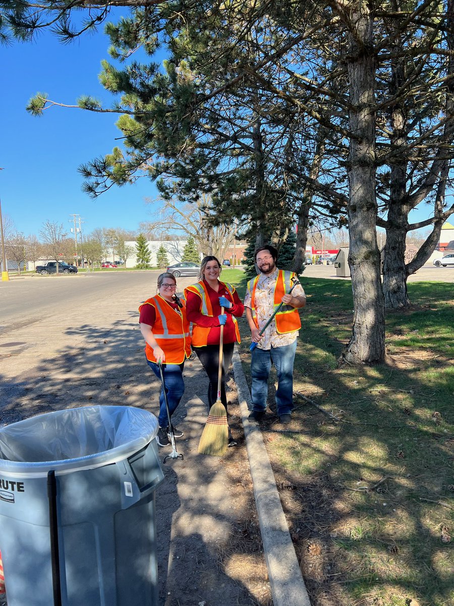 VsSullivan's tweet image. Day 3/4 of our clean up ! So far we have filled 5 trash bags . I have seen a few different faces each day❤️ @Aubry33679932 @aleahmarie19 @TGT_Angel  #g195cares
