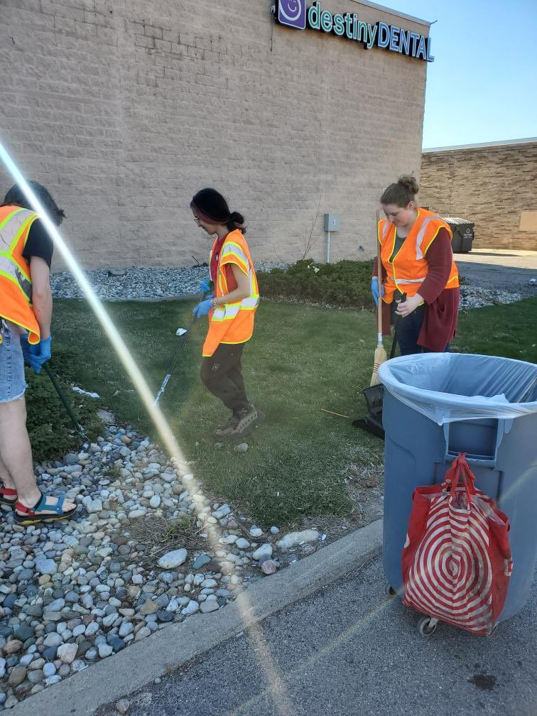 VsSullivan's tweet image. Day 3/4 of our clean up ! So far we have filled 5 trash bags . I have seen a few different faces each day❤️ @Aubry33679932 @aleahmarie19 @TGT_Angel  #g195cares