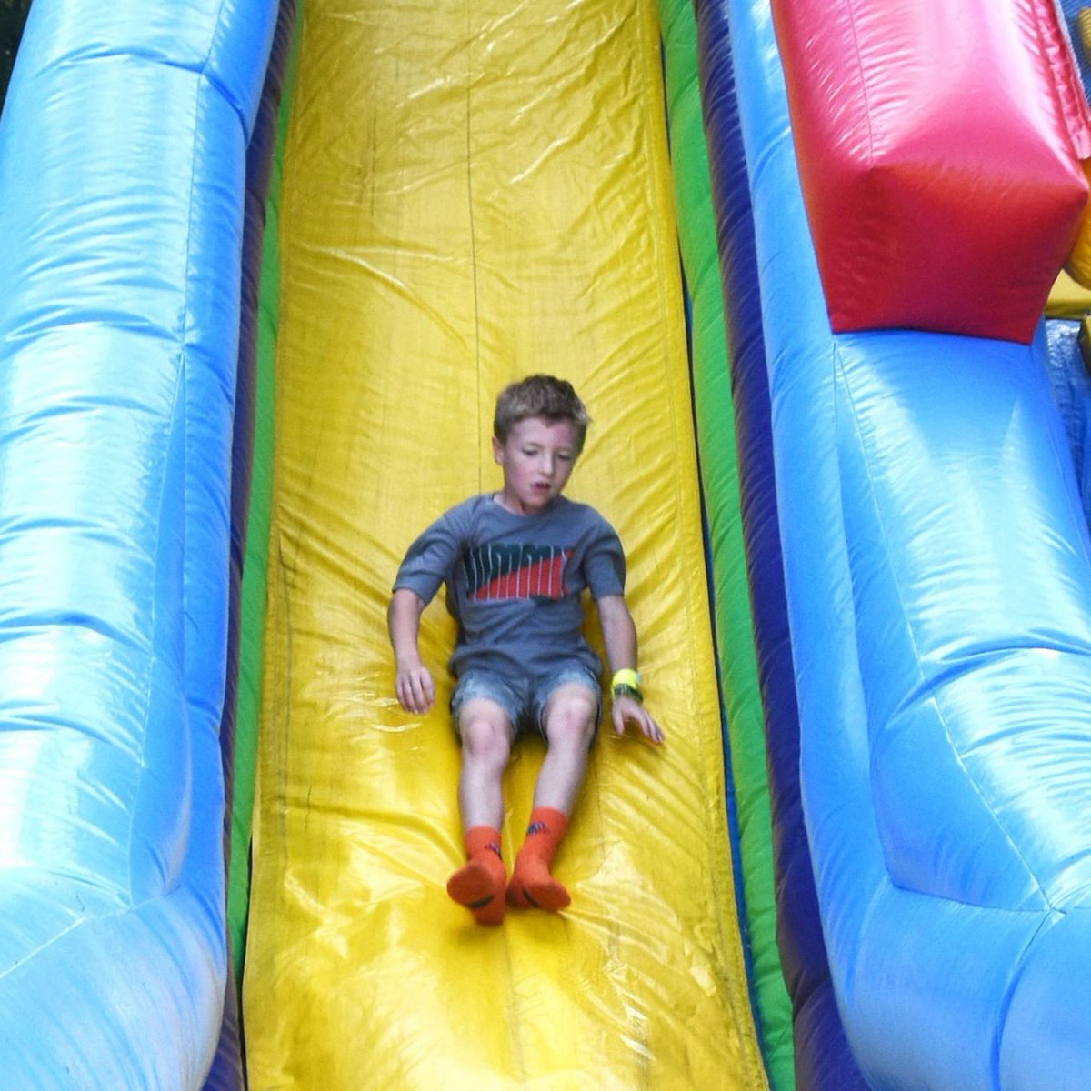 Spring has sprung and we are excited to celebrate the season at this year’s 𝐌𝐚𝐲 𝐅𝐫𝐨𝐥𝐢𝐜𝐬 on Friday, May 5 from 5:30-7:30 pm. We hope all of our families will join in the fun! There will be food trucks, lots of inflatables, music and more.