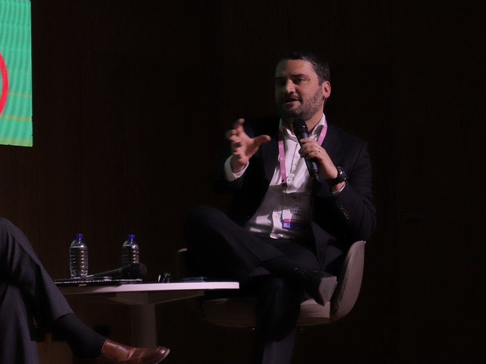Asobancaria's tweet photo. @felipelega @Deloitte @jpherrerasaav @UExternado @felipeserranop @asocompetencia "Es importante pasar de la lógica del castigo y las multas a ofrecer incentivos positivos a las empresas que favorezcan y promuevan la libre competencia." @felipelega de @Deloitte. https://t.co/3nBXEEwHoA