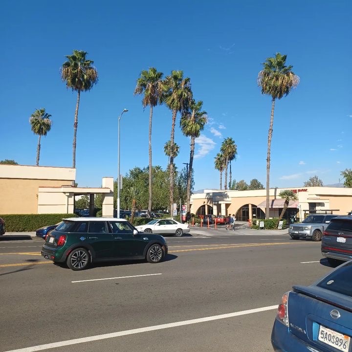 IamCharlita_'s tweet photo. My old neighborhood in #ShermanOaks 🌴 #California #LosAngeles #sanfernandovalley #TheValley #RiversideDr https://t.co/qCgsUcx0Gg